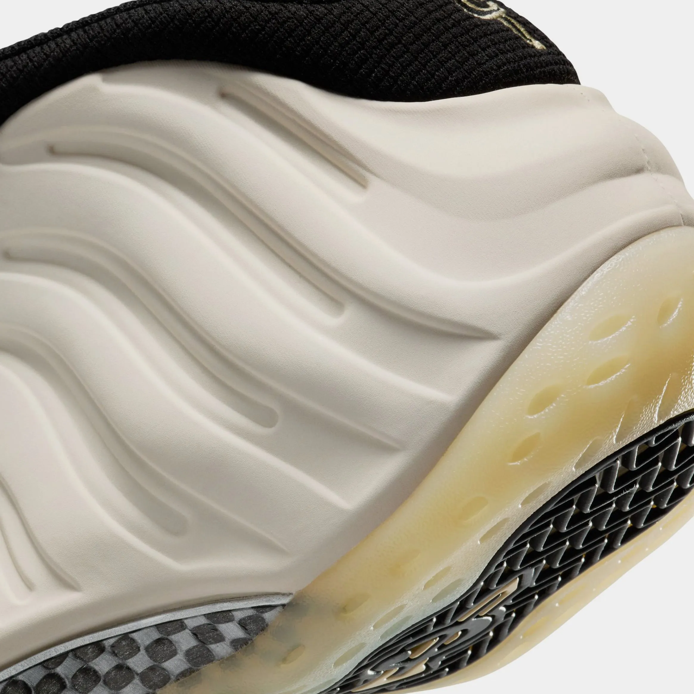 Air Foamposite Mens Basketball Shoes (Black/Team Gold/Light Orewood Brown/Chrome)